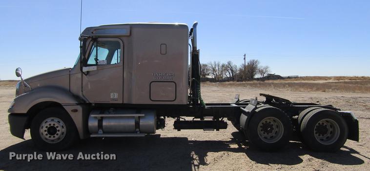 image for item DE6668 2006 Freightliner Columbia semi truck