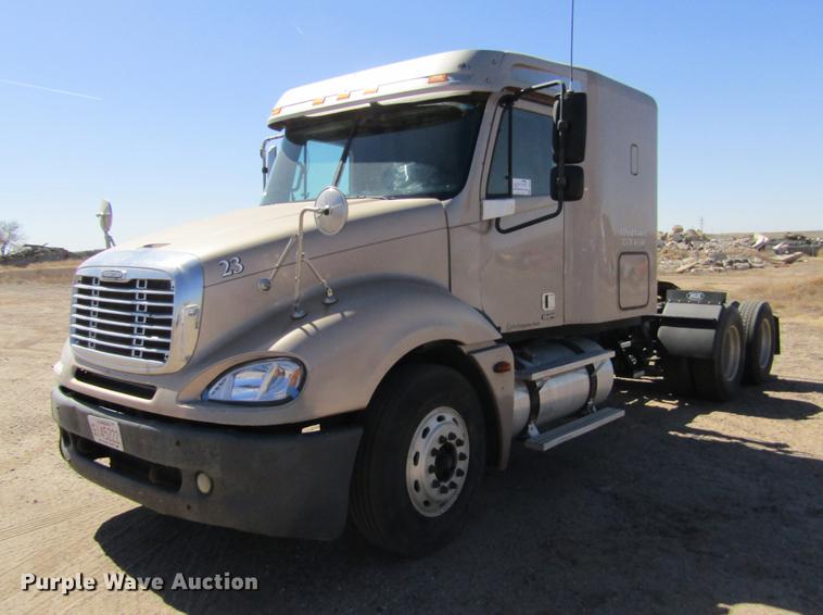 image for item DE6668 2006 Freightliner Columbia semi truck