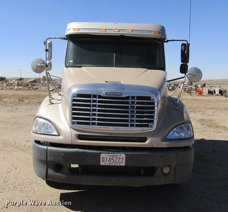 image for item DE6668 2006 Freightliner Columbia semi truck