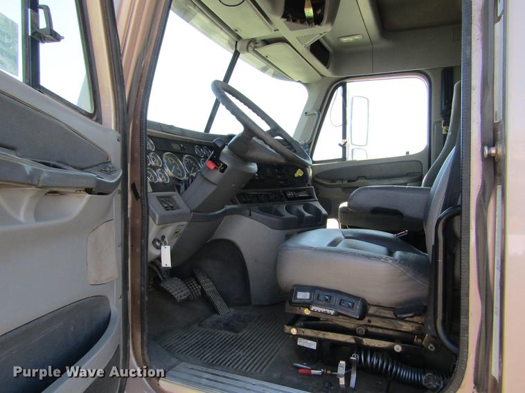 image for item DE6668 2006 Freightliner Columbia semi truck