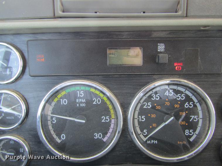 image for item DE6668 2006 Freightliner Columbia semi truck