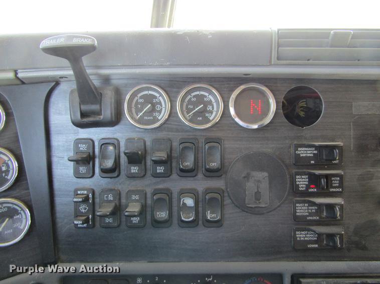 image for item DE6668 2006 Freightliner Columbia semi truck