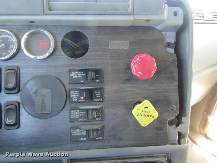 image for item DE6668 2006 Freightliner Columbia semi truck