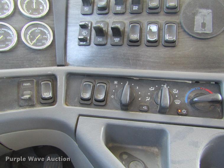 image for item DE6668 2006 Freightliner Columbia semi truck