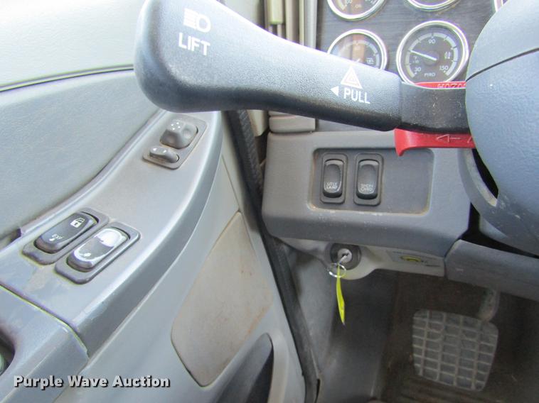 image for item DE6668 2006 Freightliner Columbia semi truck