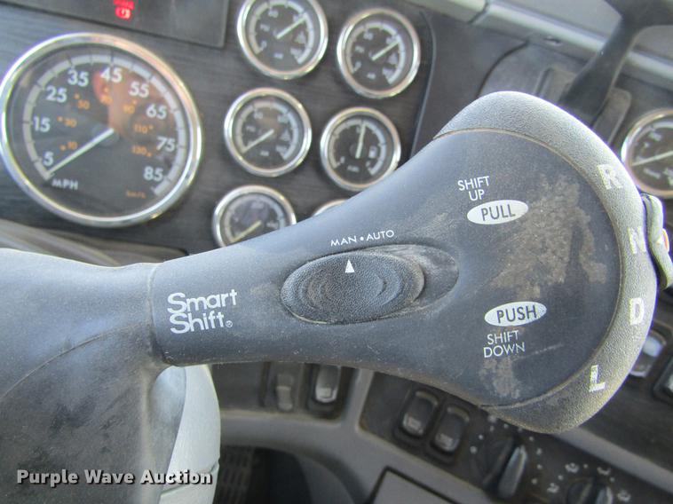 image for item DE6668 2006 Freightliner Columbia semi truck