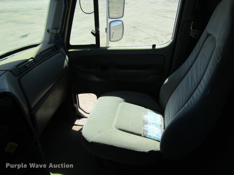 image for item DE6668 2006 Freightliner Columbia semi truck