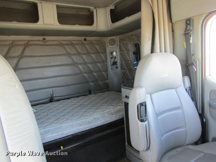 image for item DE6668 2006 Freightliner Columbia semi truck