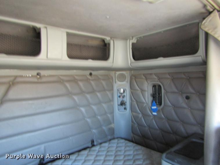 image for item DE6668 2006 Freightliner Columbia semi truck