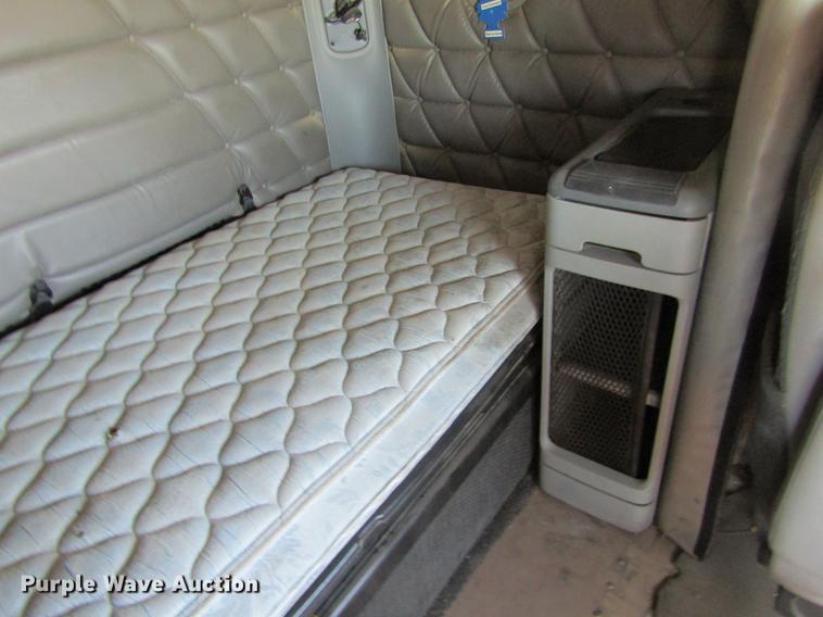 image for item DE6668 2006 Freightliner Columbia semi truck