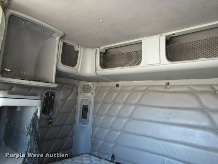 image for item DE6668 2006 Freightliner Columbia semi truck