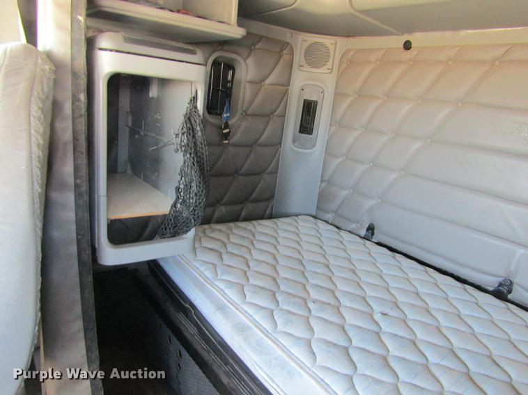 image for item DE6668 2006 Freightliner Columbia semi truck