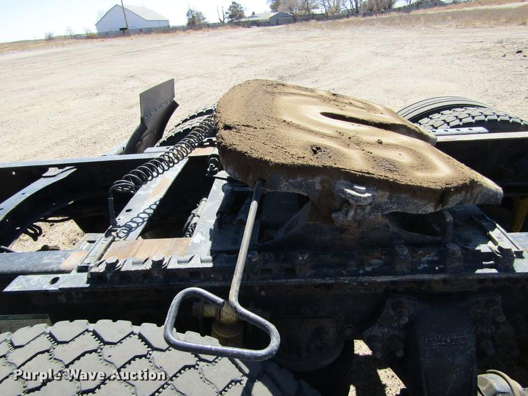 image for item DE6668 2006 Freightliner Columbia semi truck