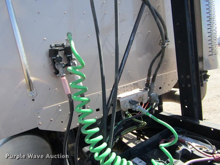 image for item DE6668 2006 Freightliner Columbia semi truck