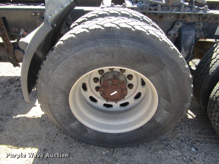 image for item DE6668 2006 Freightliner Columbia semi truck