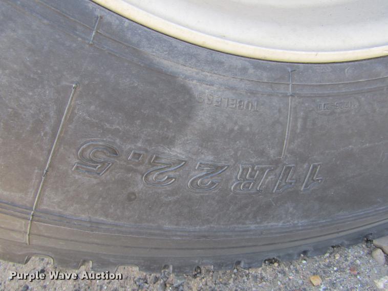 image for item DE6668 2006 Freightliner Columbia semi truck