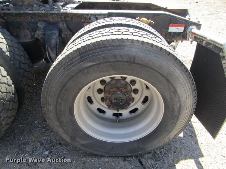 image for item DE6668 2006 Freightliner Columbia semi truck