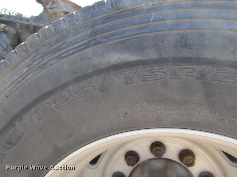 image for item DE6668 2006 Freightliner Columbia semi truck