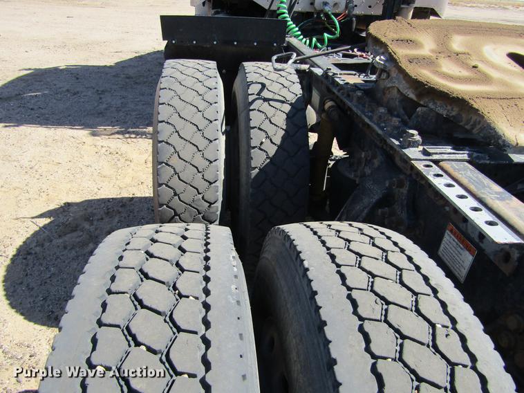 image for item DE6668 2006 Freightliner Columbia semi truck