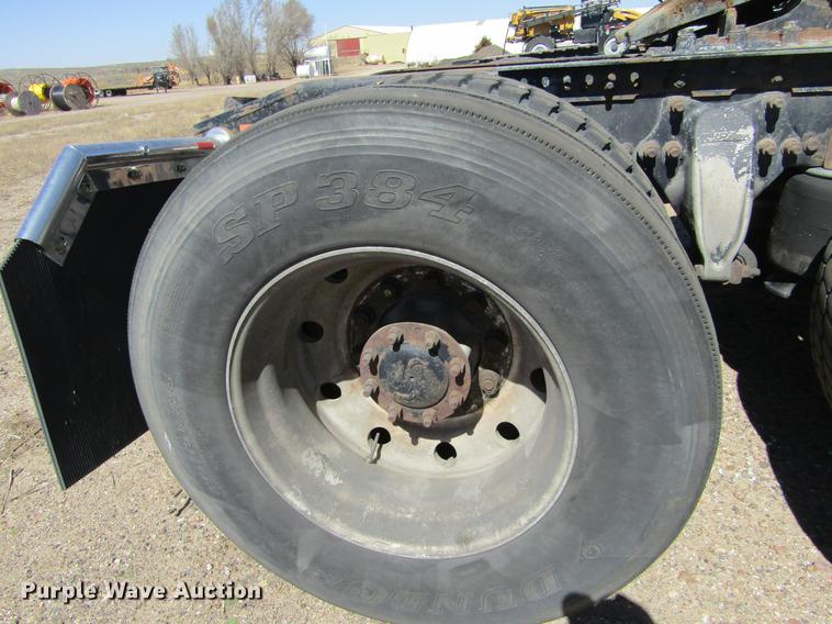 image for item DE6668 2006 Freightliner Columbia semi truck