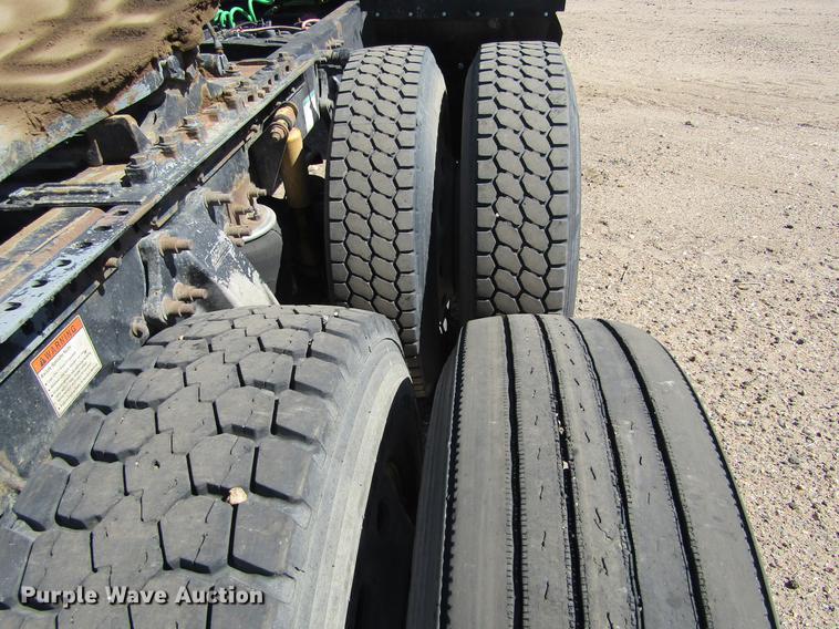 image for item DE6668 2006 Freightliner Columbia semi truck