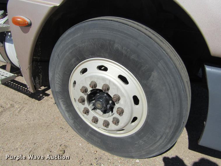 image for item DE6668 2006 Freightliner Columbia semi truck