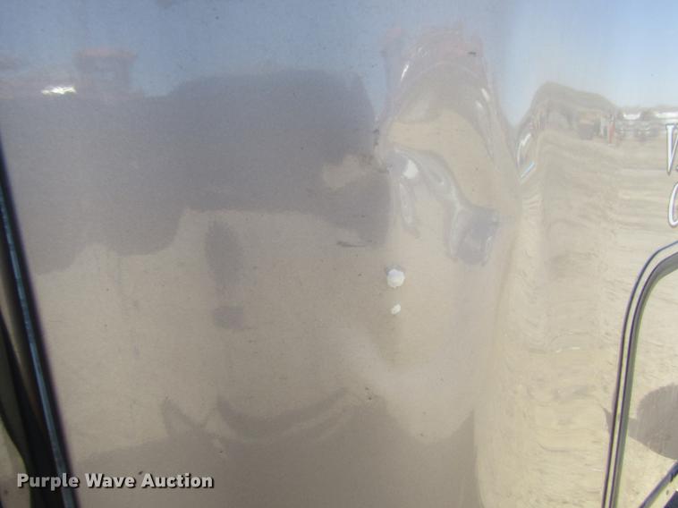 image for item DE6668 2006 Freightliner Columbia semi truck