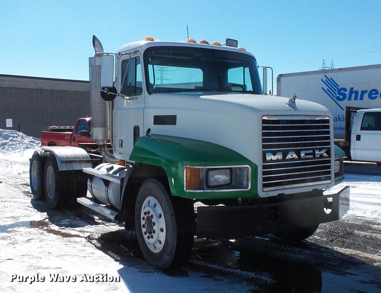 image for item DV9595 1993 Mack CH613 semi truck