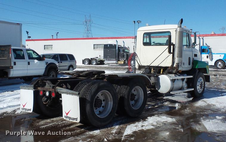 image for item DV9595 1993 Mack CH613 semi truck