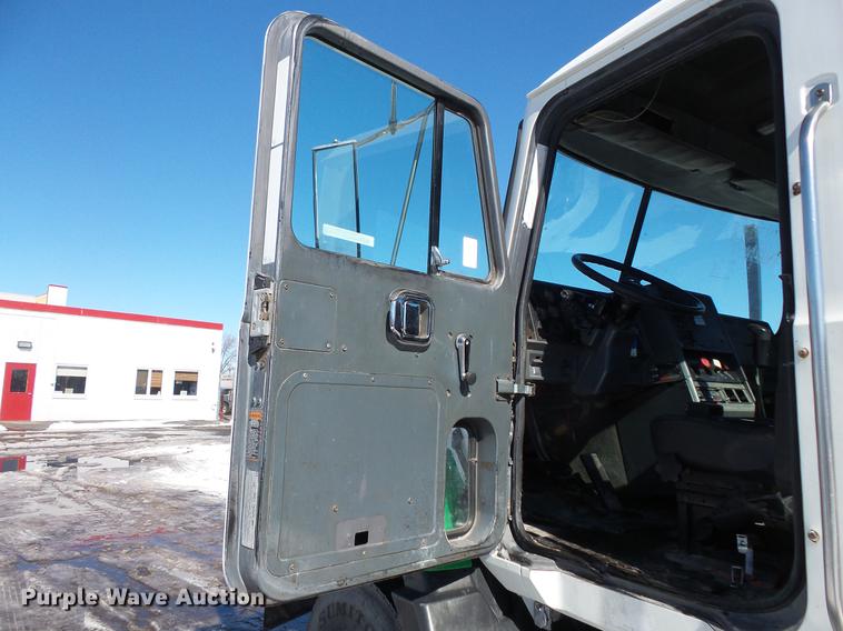 image for item DV9595 1993 Mack CH613 semi truck