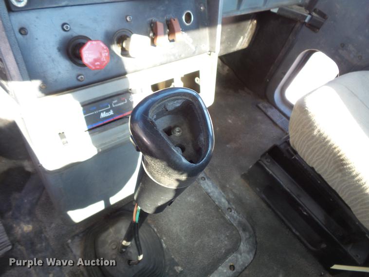 image for item DV9595 1993 Mack CH613 semi truck