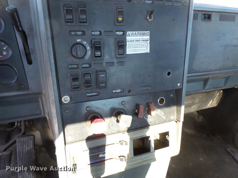 image for item DV9595 1993 Mack CH613 semi truck