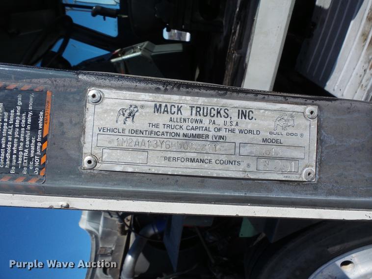 image for item DV9595 1993 Mack CH613 semi truck