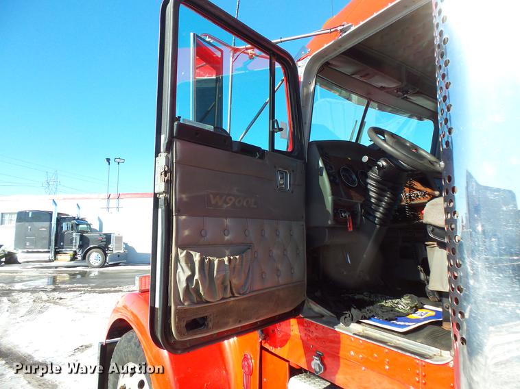 image for item DV9596 2005 Kenworth W900 semi truck