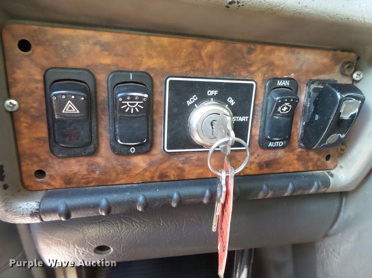 image for item DV9596 2005 Kenworth W900 semi truck