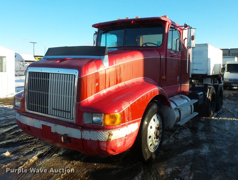 image for item DV9599 1993 International 9400 semi truck