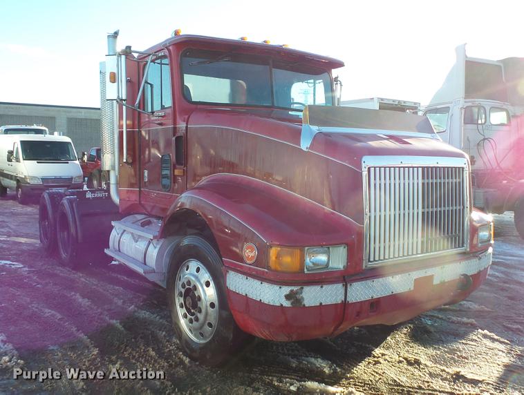 image for item DV9599 1993 International 9400 semi truck