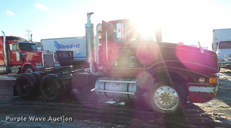 image for item DV9599 1993 International 9400 semi truck