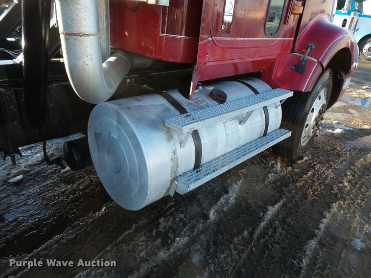 image for item DV9599 1993 International 9400 semi truck