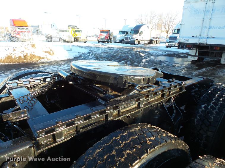 image for item DV9599 1993 International 9400 semi truck