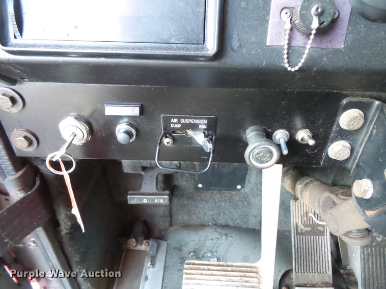 image for item DV9599 1993 International 9400 semi truck