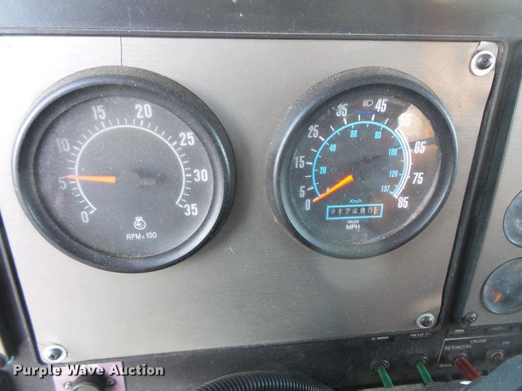 image for item DV9599 1993 International 9400 semi truck