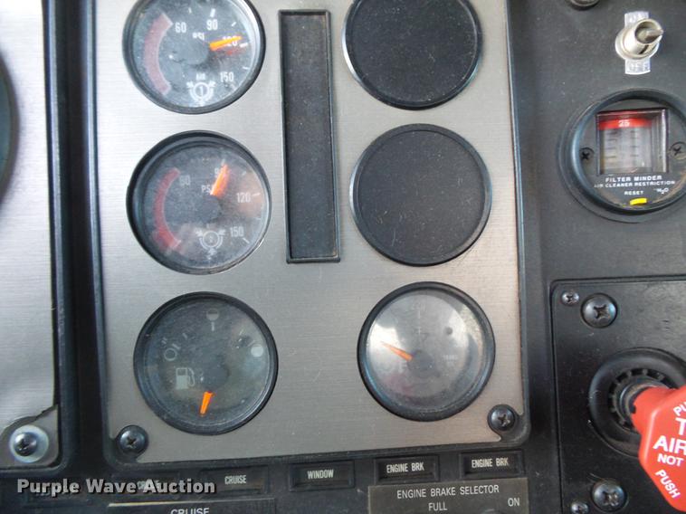 image for item DV9599 1993 International 9400 semi truck