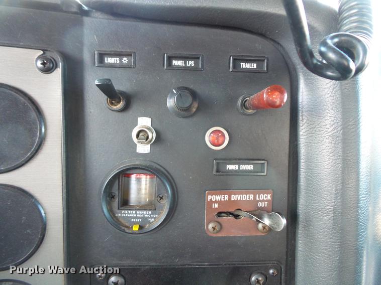 image for item DV9599 1993 International 9400 semi truck