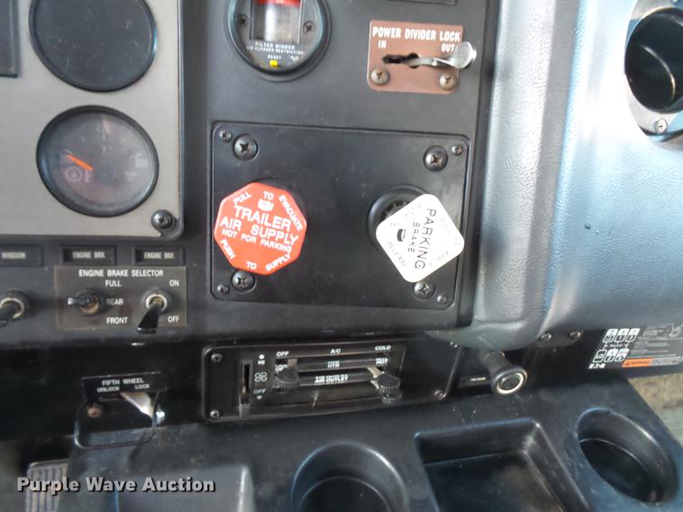 image for item DV9599 1993 International 9400 semi truck