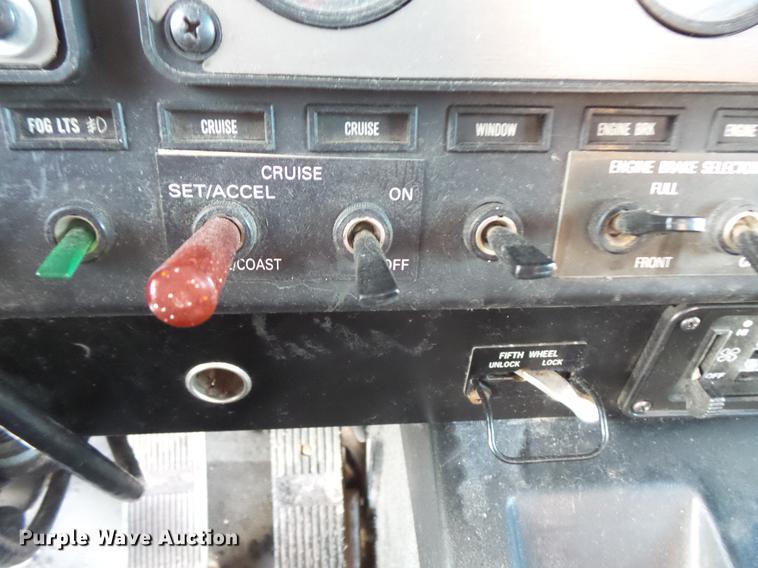 image for item DV9599 1993 International 9400 semi truck