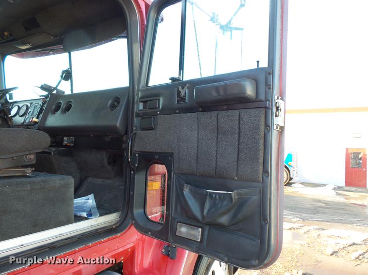 image for item DV9599 1993 International 9400 semi truck