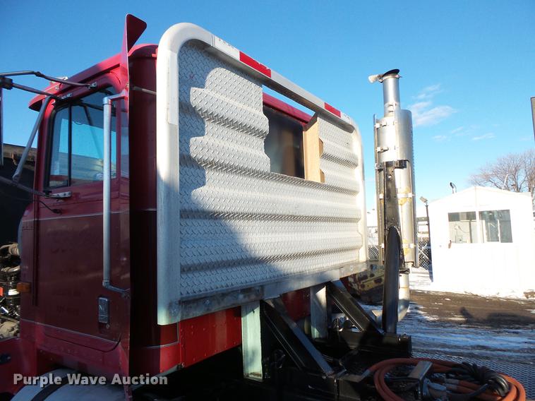 image for item DV9599 1993 International 9400 semi truck