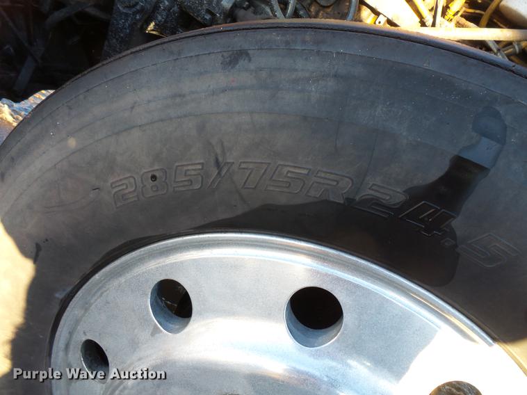 image for item DV9599 1993 International 9400 semi truck