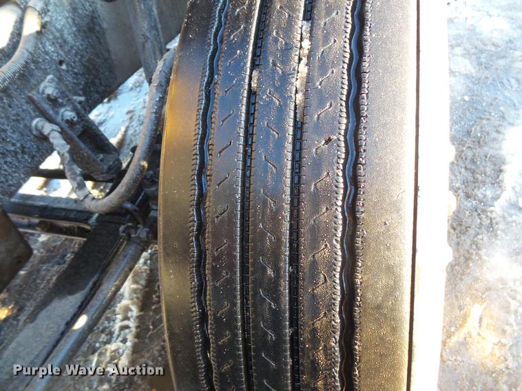 image for item DV9599 1993 International 9400 semi truck